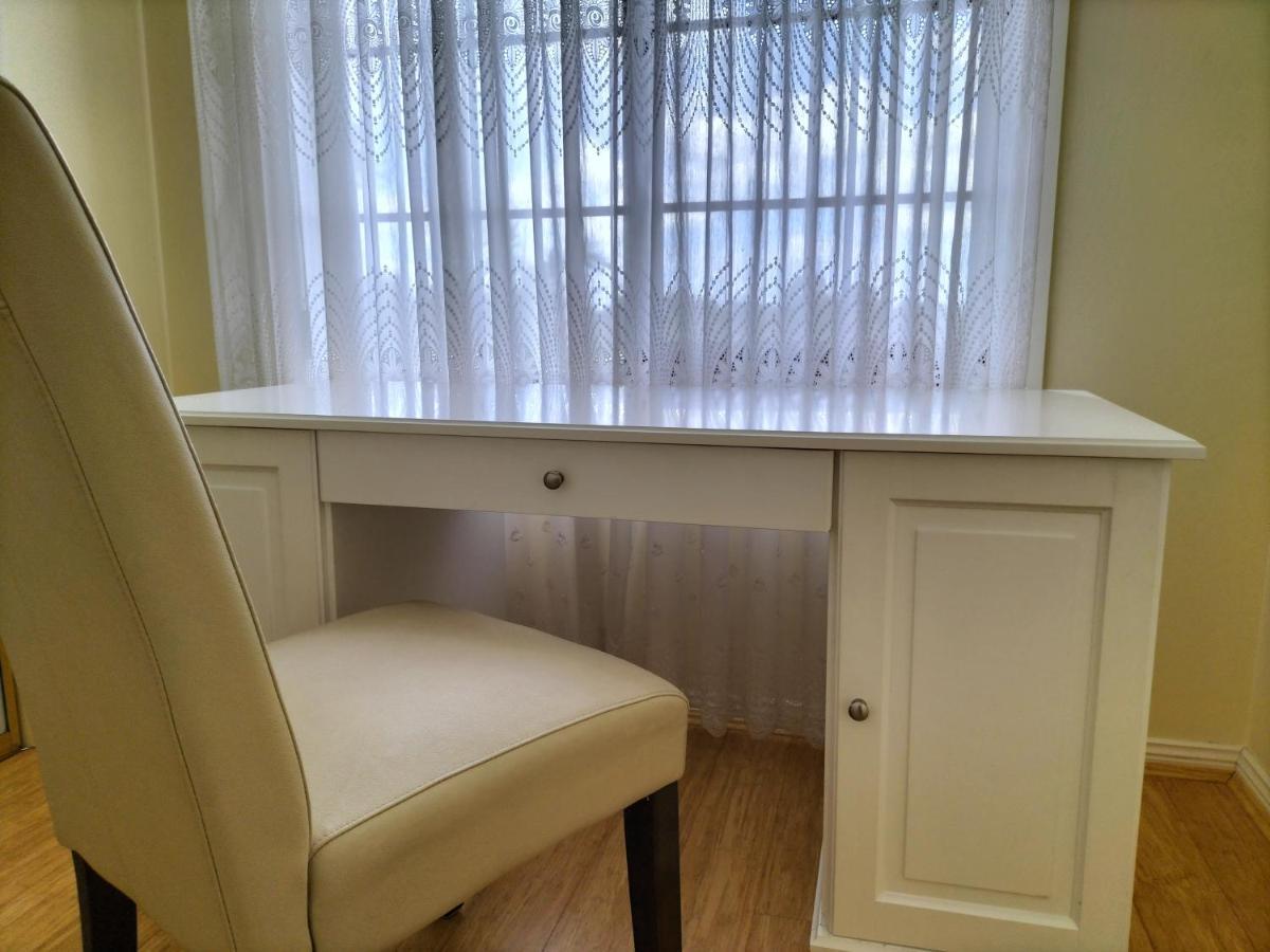 Апартаменты 12 Mins To Mel Airport-Good Wood House St Albans Экстерьер фото