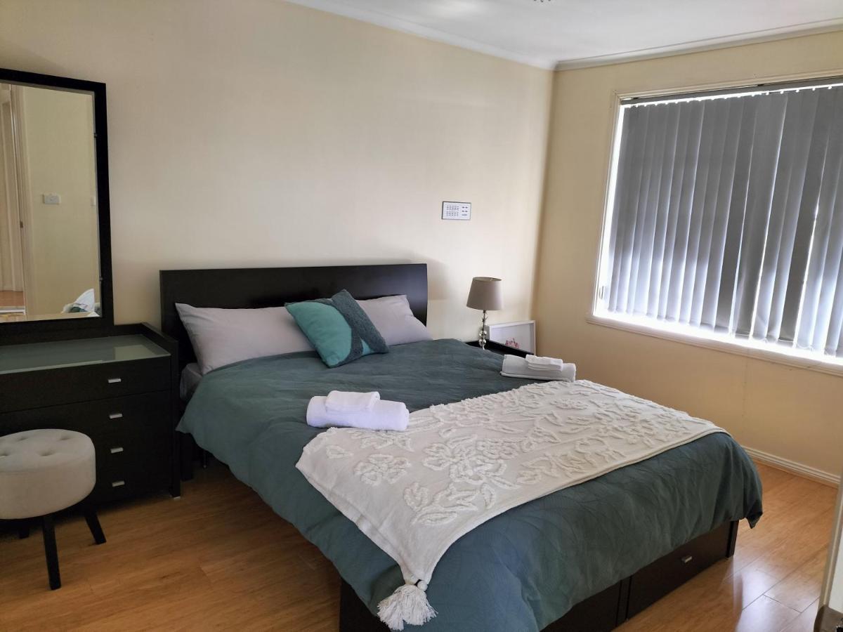 Апартаменты 12 Mins To Mel Airport-Good Wood House St Albans Экстерьер фото